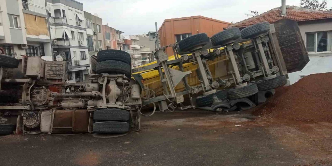 İzmir’de hafriyat kamyonunun devrilme anı kamerada