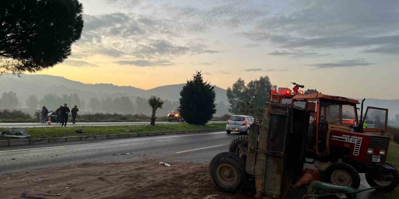 Otomobil kum yüklü traktöre çarptı