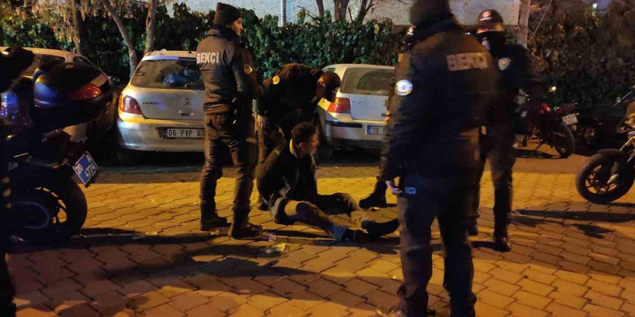 Kavgayı ayırmaya çalışanlara sataşınca bıçakla yaralandı