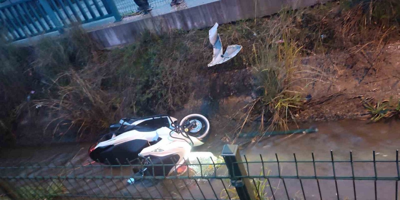 Fethiye’de otomobille motosikletler çarpıştı: 3 yaralı