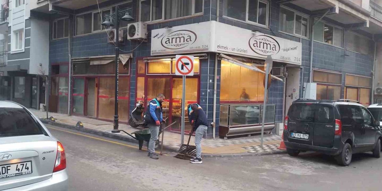 Şehzadeler’de yağmursuyu ızgara temizlikleri devam ediyor