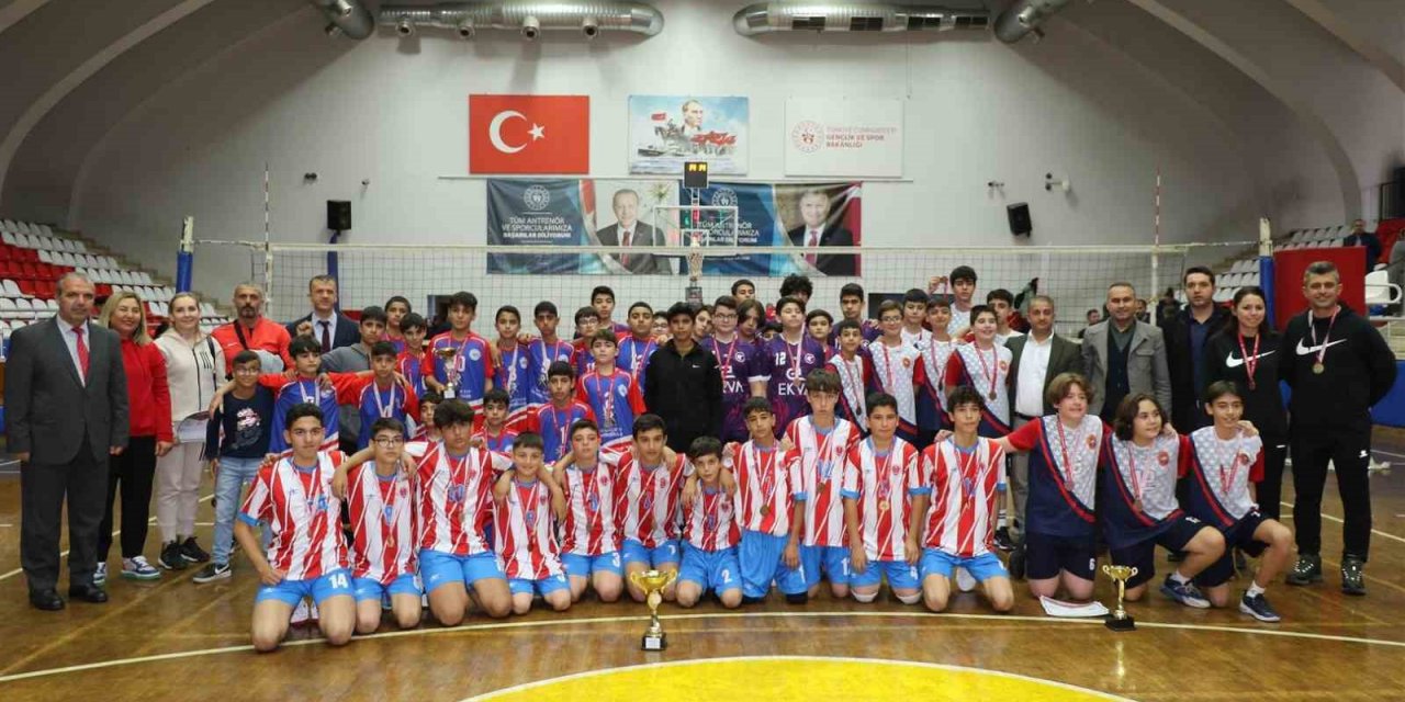 Aydın Okullar Arası Yıldız Erkekler Voleybol Turnuvası sona erdi