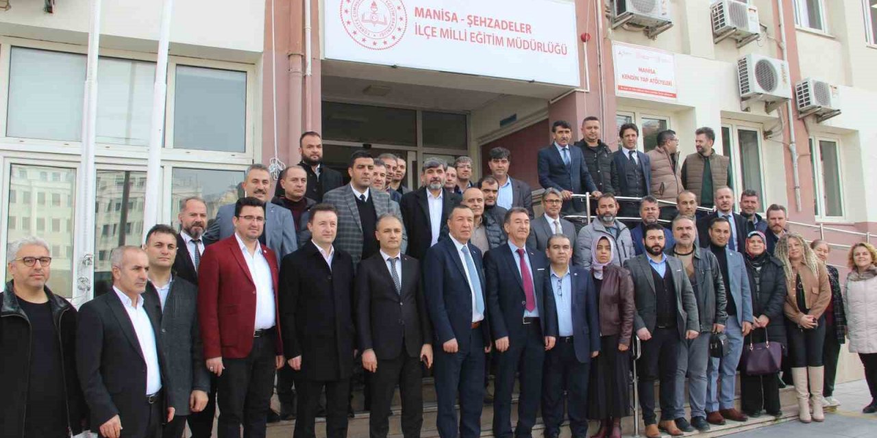 Alkışlarla görevine geri döndü