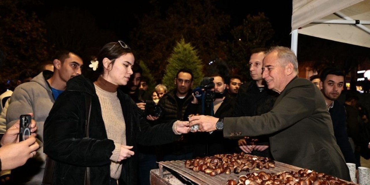 Başkan Zolan üniversiteli gençlere kestane ikram etti