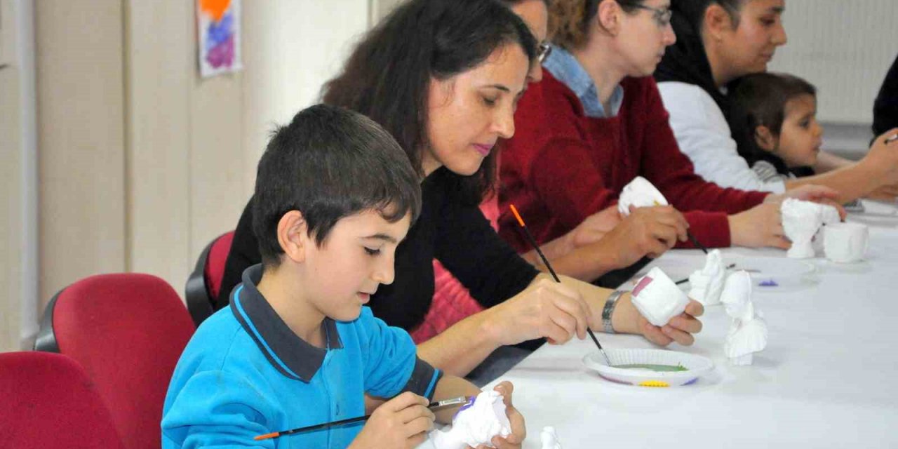 Anne ve çocukları aynı sanat atölyede bir araya geldi