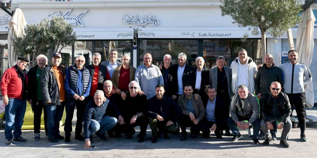 Başkan Ömer Günel efsane futbolcularla bir araya geldi