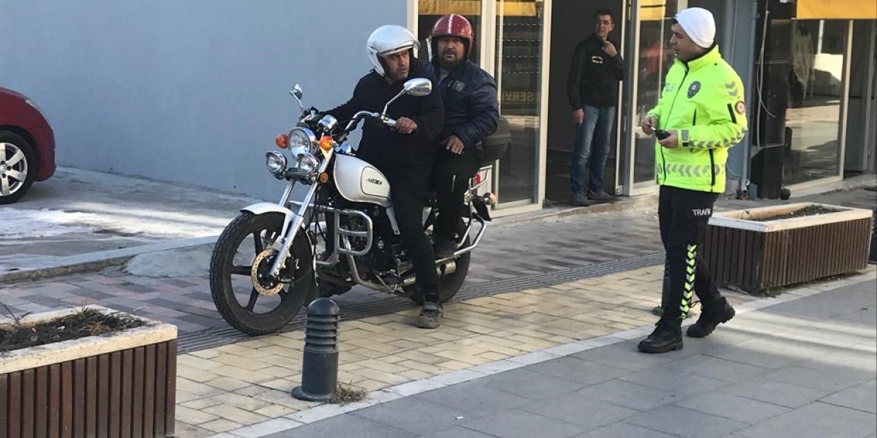 Aliağa’da yaya yolunu kullanan motosikletlilere ceza