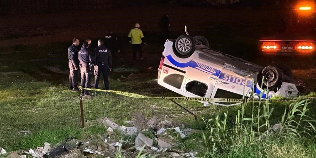 Yolda köpeğe çarpan polis aracı şarampole uçtu: 3 polis yaralı