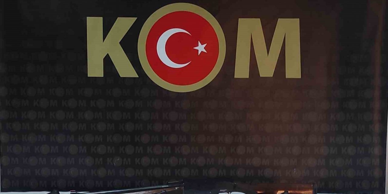 İzmir’de silah tacirinin evine polis baskını
