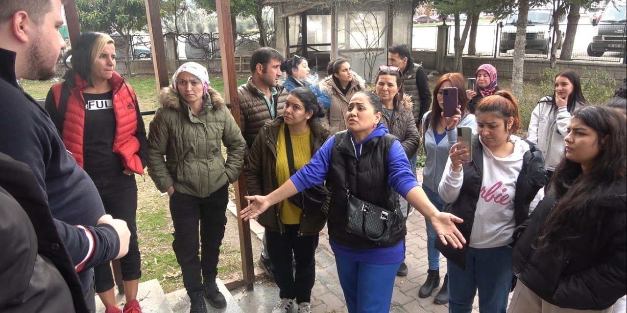 Ödemelerin geciktiği gerekçesiyle fabrika önünde eylem yaptılar
