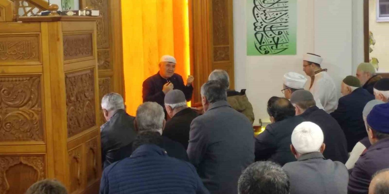 Yunus Emre Camii’nde sabah namazı için buluştular