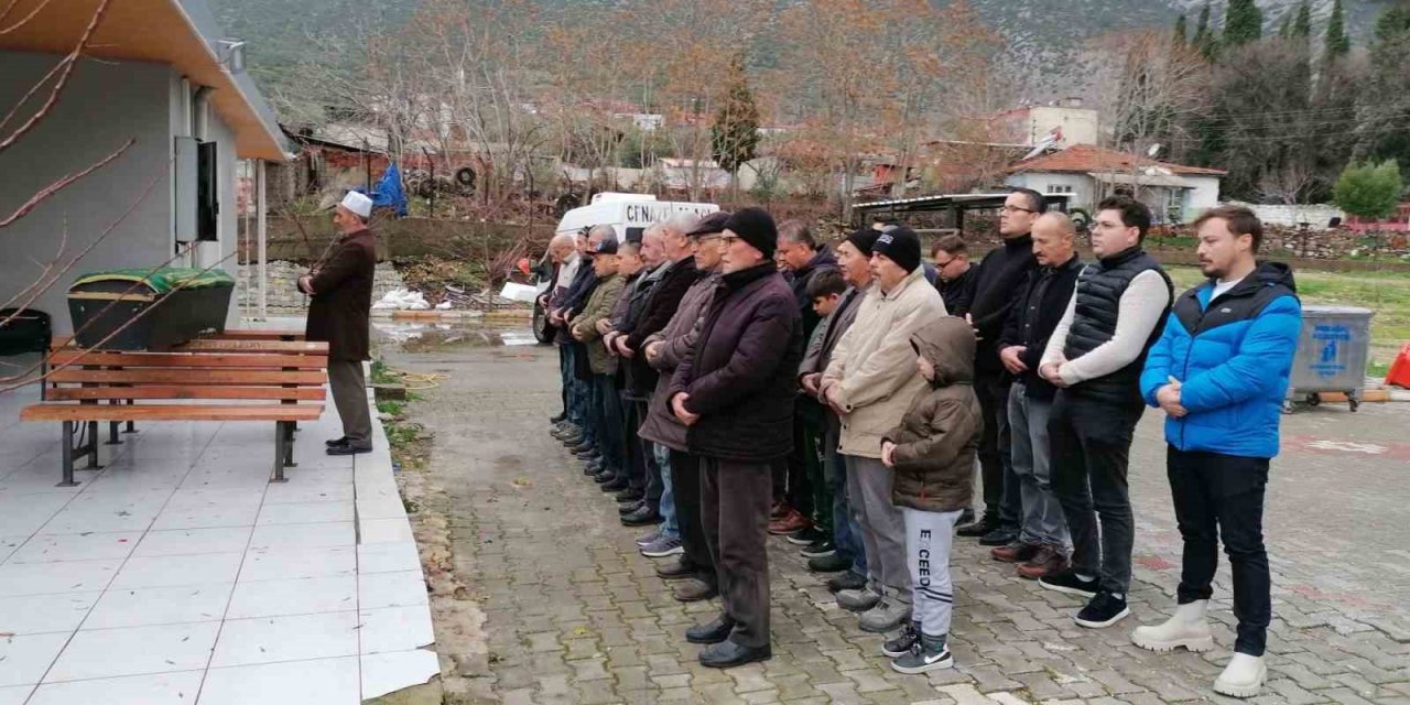 Kırkağaç’ta boğazı kesilerek öldürülen yaşlı kadın toprağa verildi