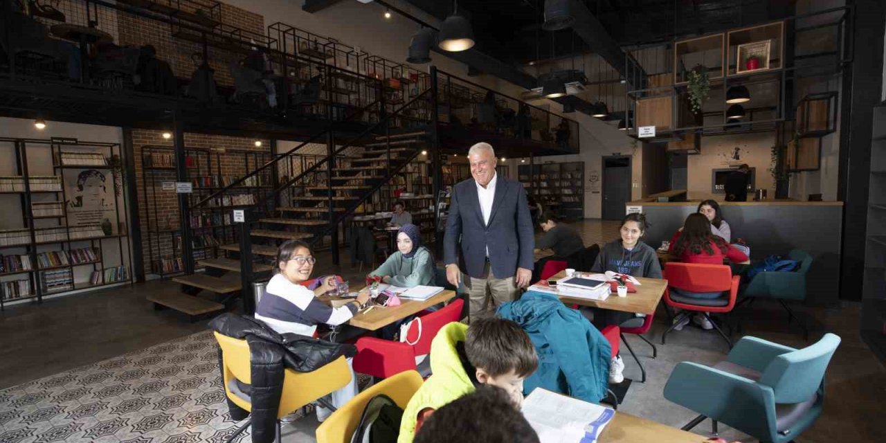 Efeler’de kitap kafeler gençlerin ikinci evi oldu