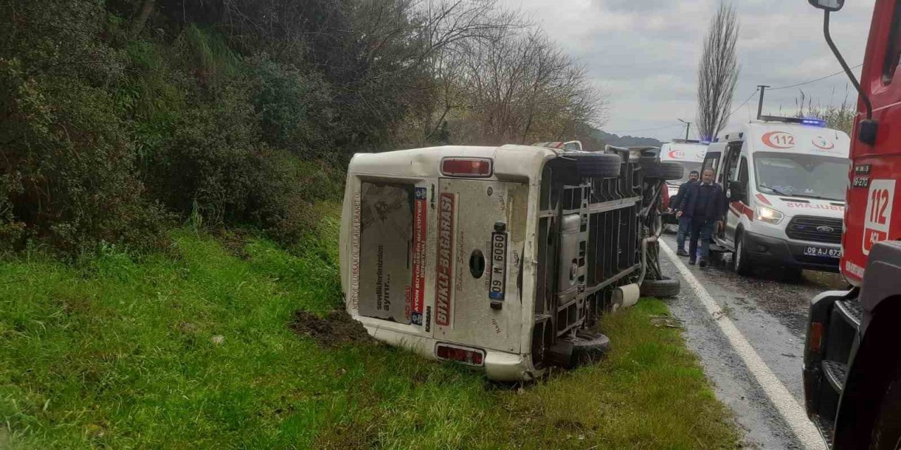 Koçarlı’da yolcu minibüsü devrildi: 2 yaralı