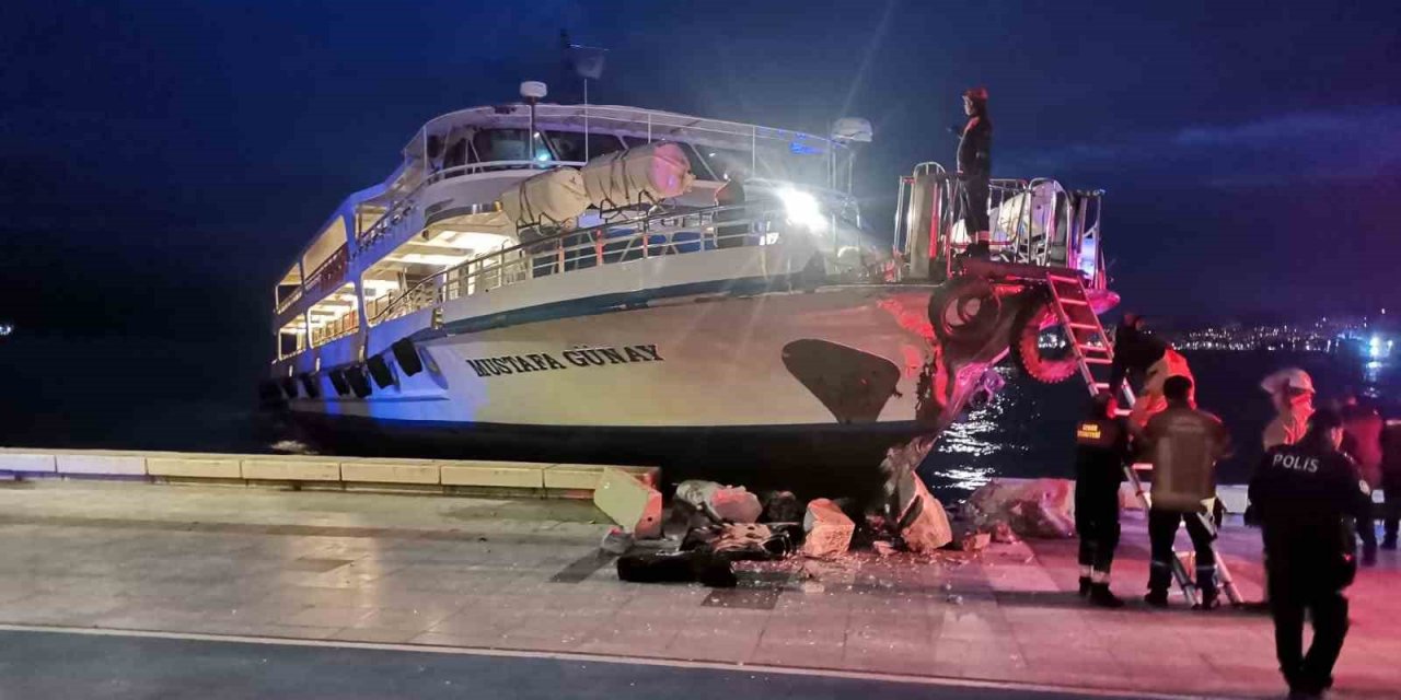 İzmir’de vapur karaya çarptı, yolcular büyük panik yaşadı