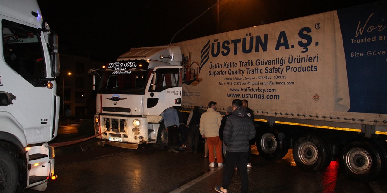 Yağışlı havada kayan tır karayolunu trafiğe kapattı