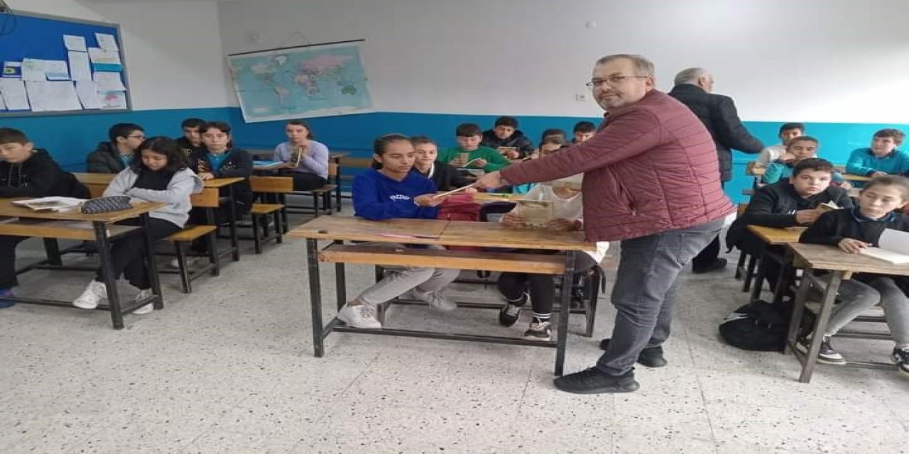 İzmir Sarıgöllüler Derneği’nden okula kitap bağışı