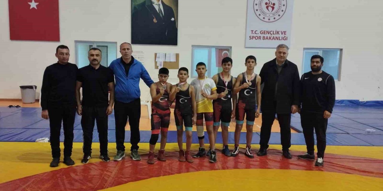 Sarıgöllü güreşçiler okul sporlarında madalyaları topladı