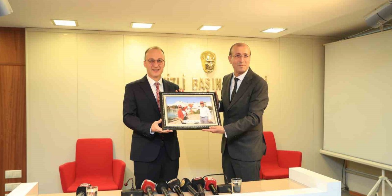 Gazetecilerden Başkan Örki’ye özel hediye