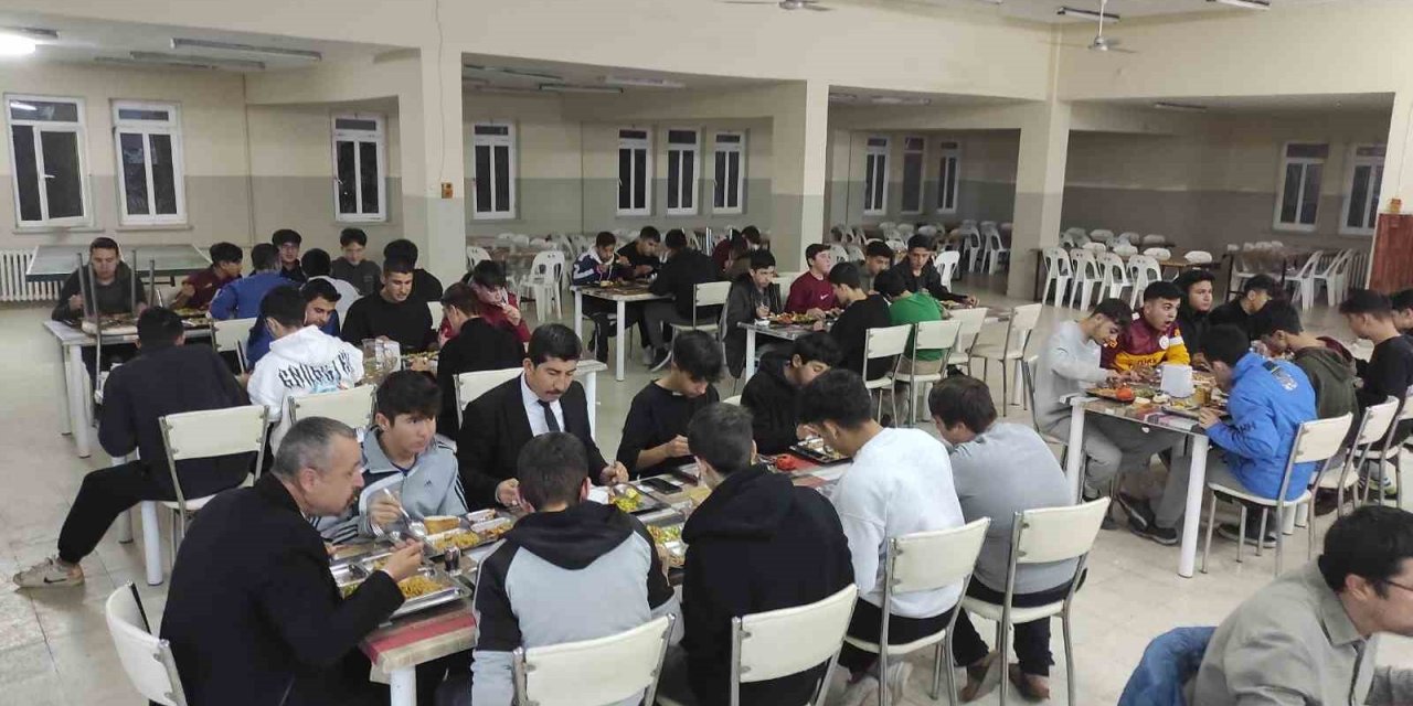 Köyceğiz’de Karahan, öğrencilerle akşam yemeğinde buluştu