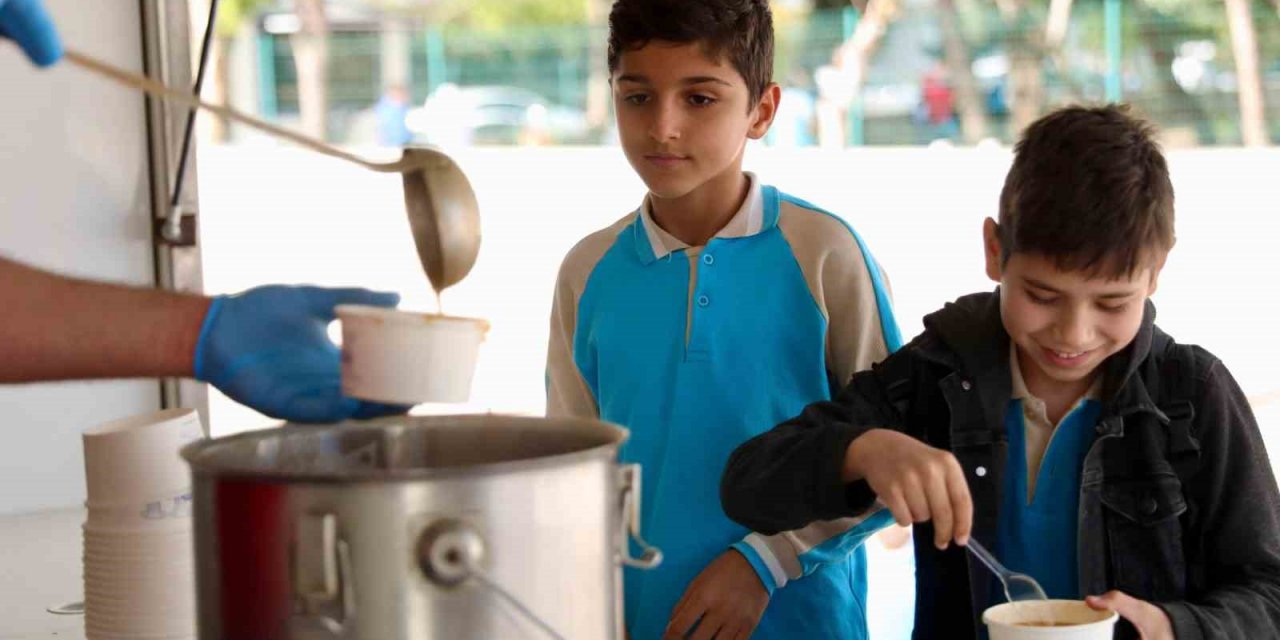 Didim Belediyesi soğuk günlerde öğrencilerin içini ısıttı