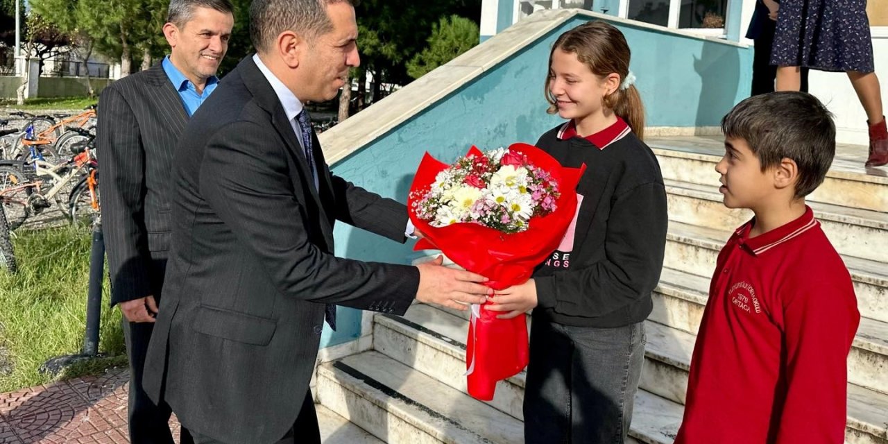 Kaymakam Aktaş’ı öğrenciler çiçekle karşıladı