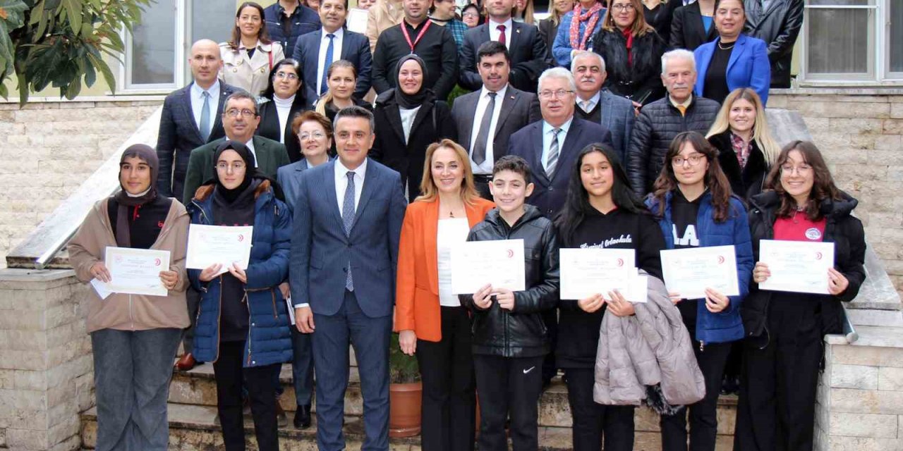 Veremi en iyi çizen ve yazıya döken öğrenciler ödüllerini aldı