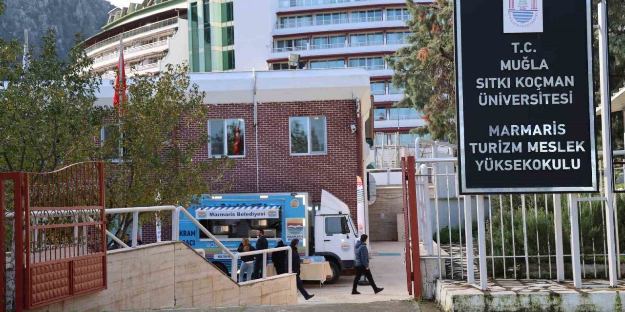 Üniversite öğrencilerine sıcak yemek ikramı