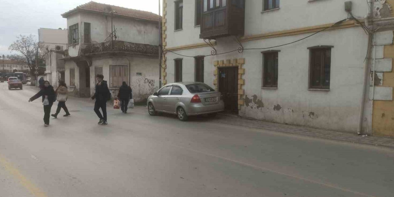 Milas’ta motosiklet ile otomobil çarpıştı, bir çocuk yaralandı