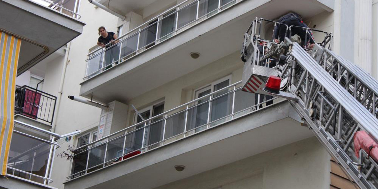 Alkolün dozunu kaçırınca, balkonda sızdı