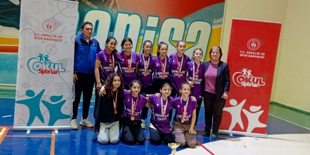 Öğrenciler Sarıgöl’e sporda bir kupa daha kazandırdı