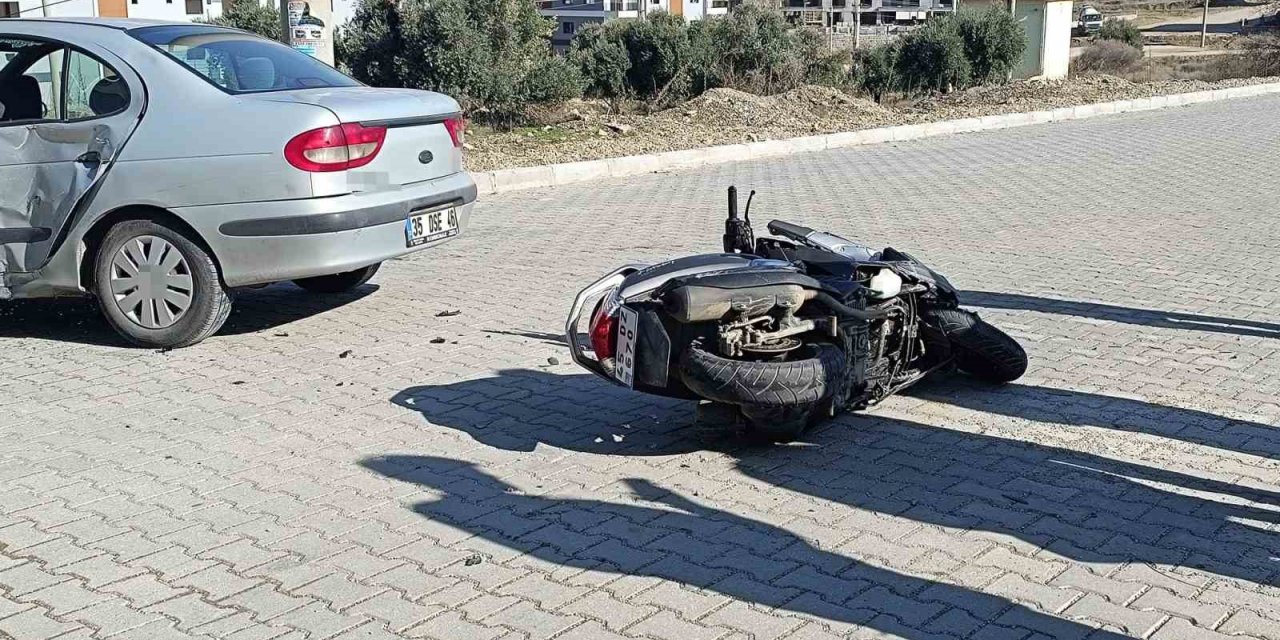 Motosiklet ile otomobil çarpıştı, 2 kişi yaralandı: Kaza anı kamerada