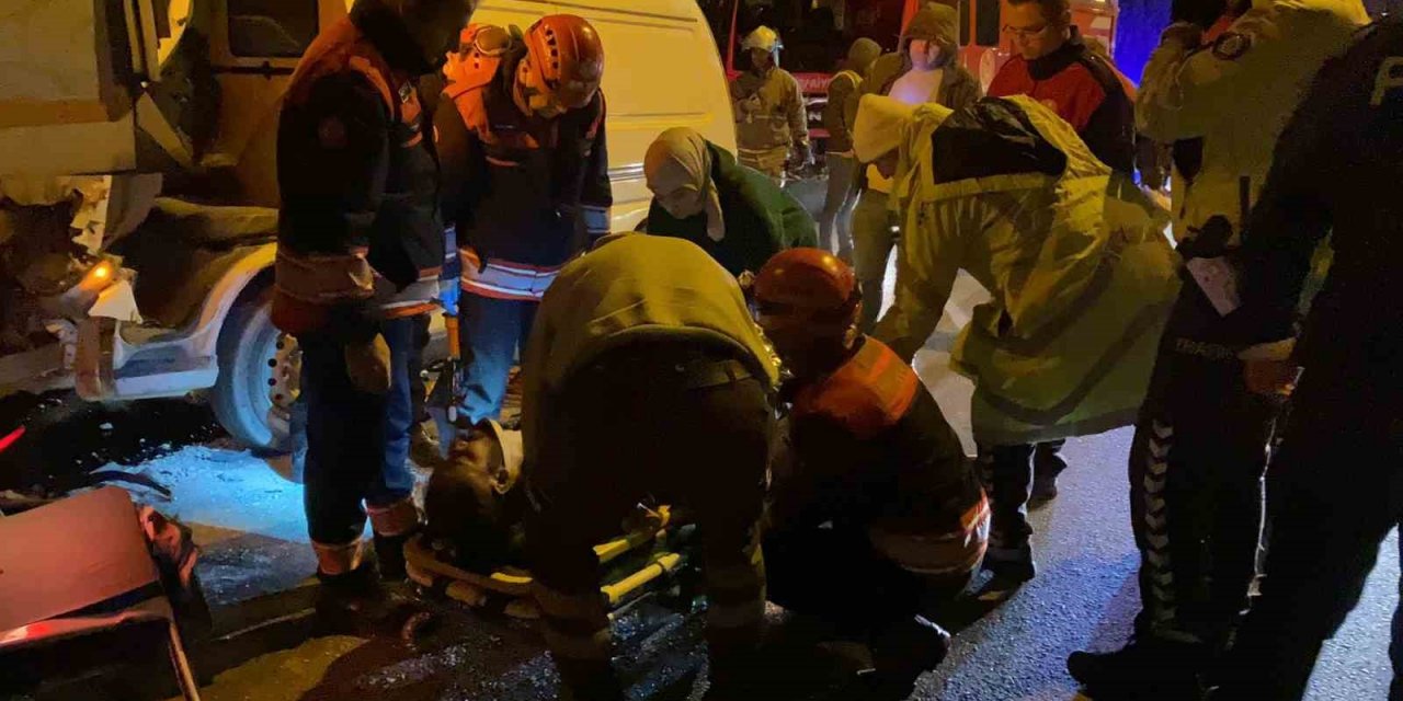 Belediye kamyonuna çarpan sürücü, sıkışan araçtan güçlükle kurtarıldı
