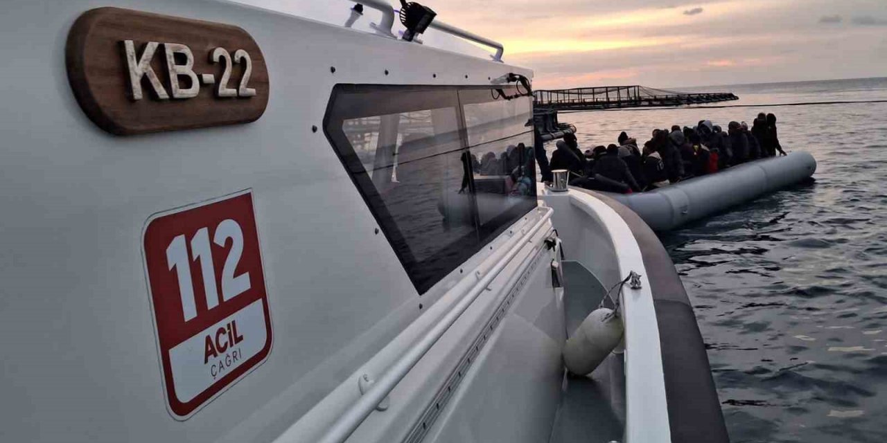 İzmir açıklarında 45 düzensiz göçmen kurtarılırken, 185 düzensiz göçmen ise yakalandı