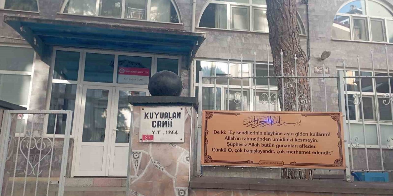 Cami tuvaletinde ölü bulundu