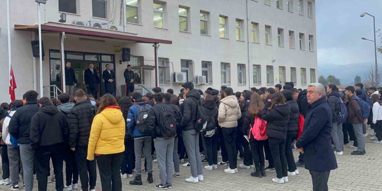 Bayrak töreninde şehitler için saygı duruşu