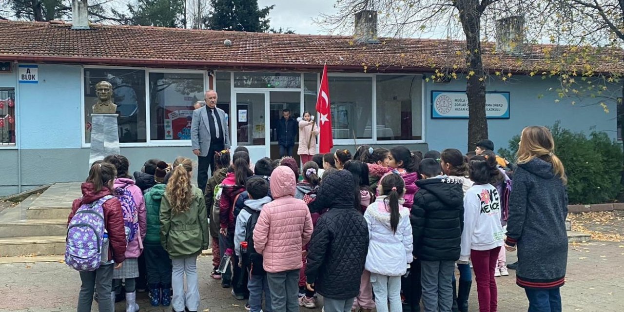 Öğrenciler, şehitler içim saygı duruşunda bulundu
