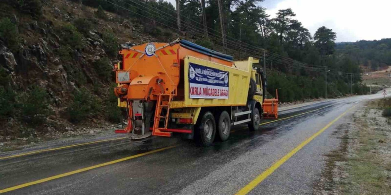Büyükşehir ekipleri buzlanmaya karşı tuzlama çalışması yaptı