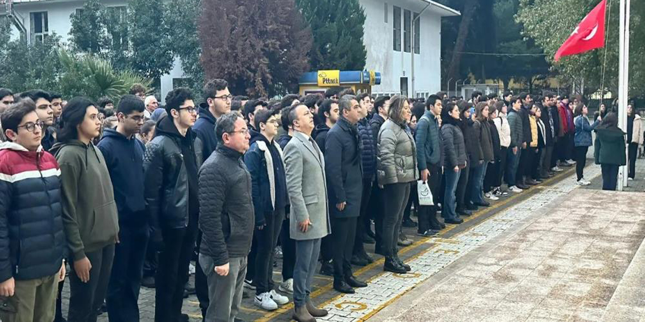 Aydın’da öğretmen ve öğrenciler şehitler için saygı duruşunda bulundu