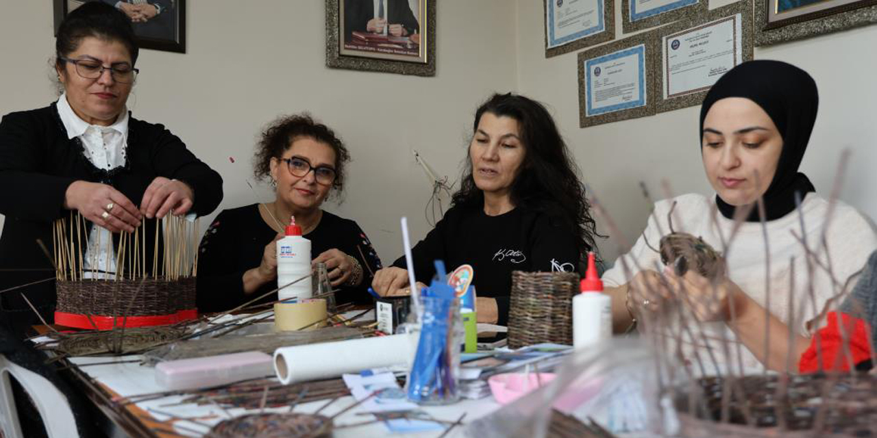 Atık kağıtlardan sepet örüyorlar