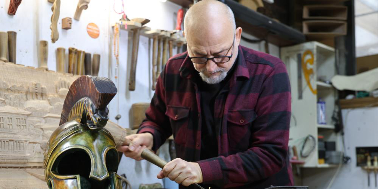 35 metrekarelik atölyede ürettiği ahşapları Avrupa’ya satıyor