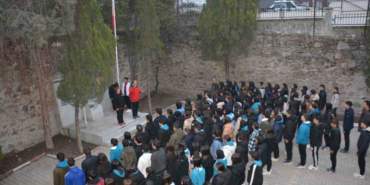 Selendi’de şehitlere saygı duruşuna Kaymakam Okumuş da katıldı