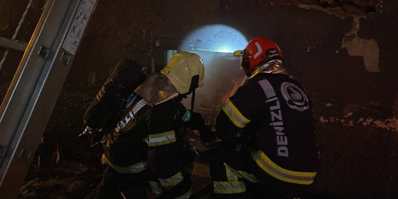 Kullanılmayan evden yükselen alevler geceyi aydınlattı