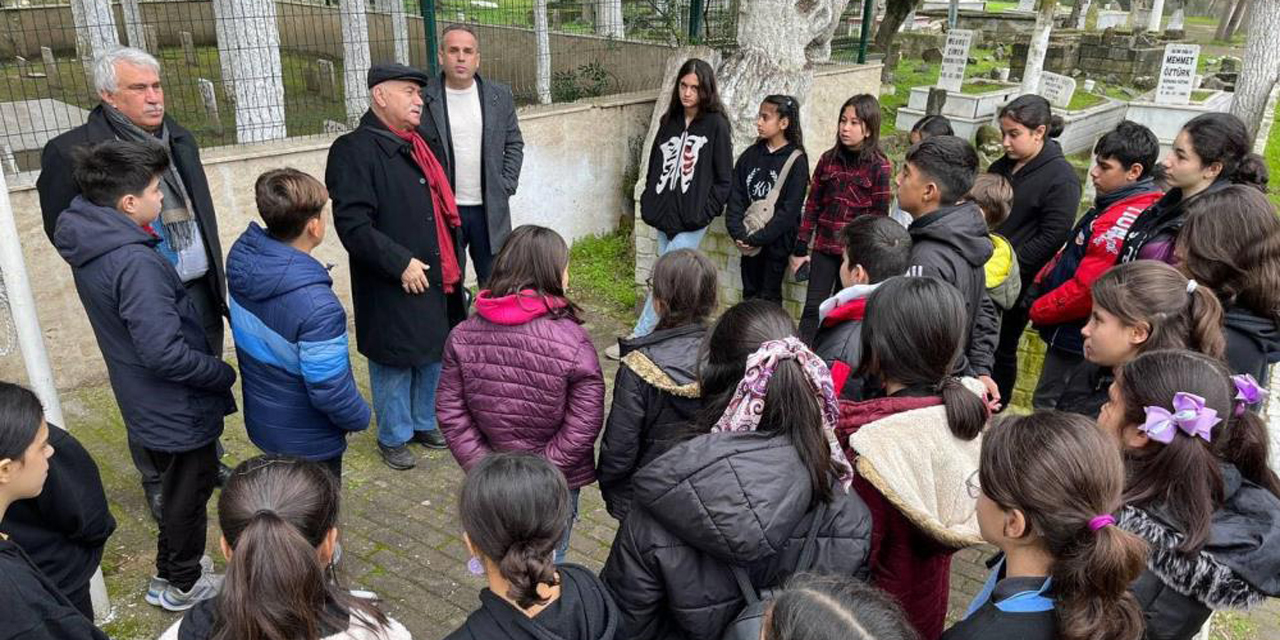 Ortaokul öğrencileri şehitlik ziyaretleri gerçekleştiriyor