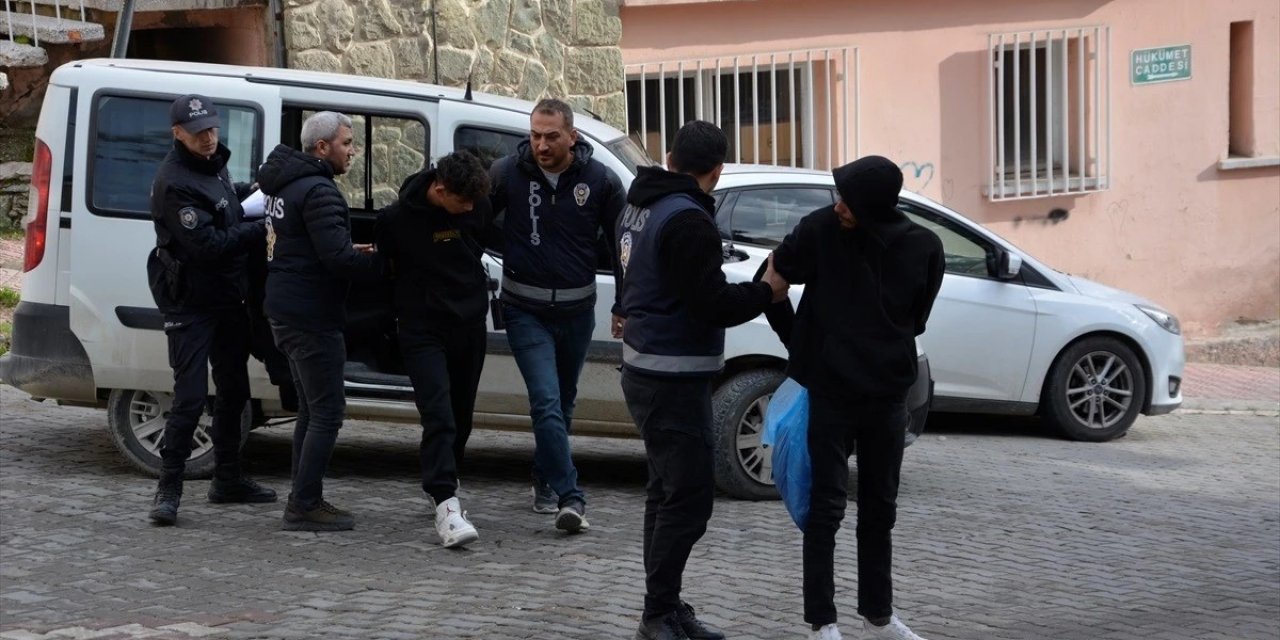 Kuyumcuyu soymak isteyen hırsızlar polisten kaçamadı