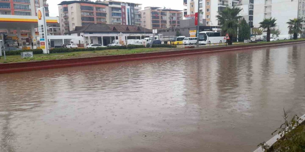 Aydın’da sağanak yağış yol kapattı