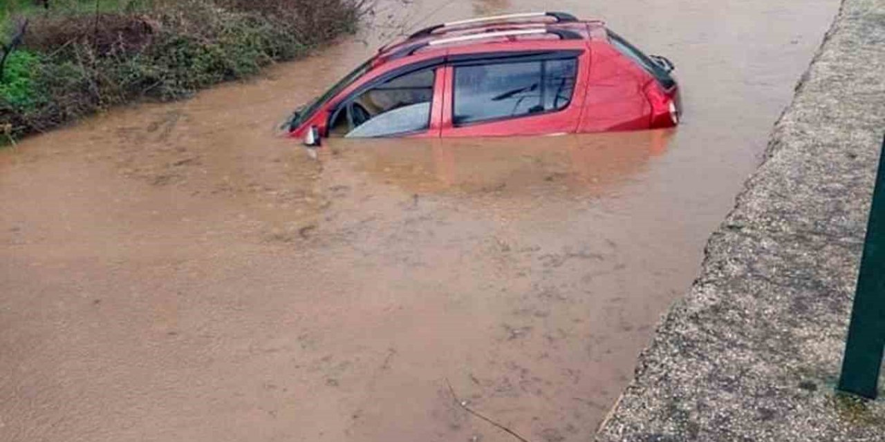 Aşırı yağış sonrası ovayı su bastı, araç su altında kaldı