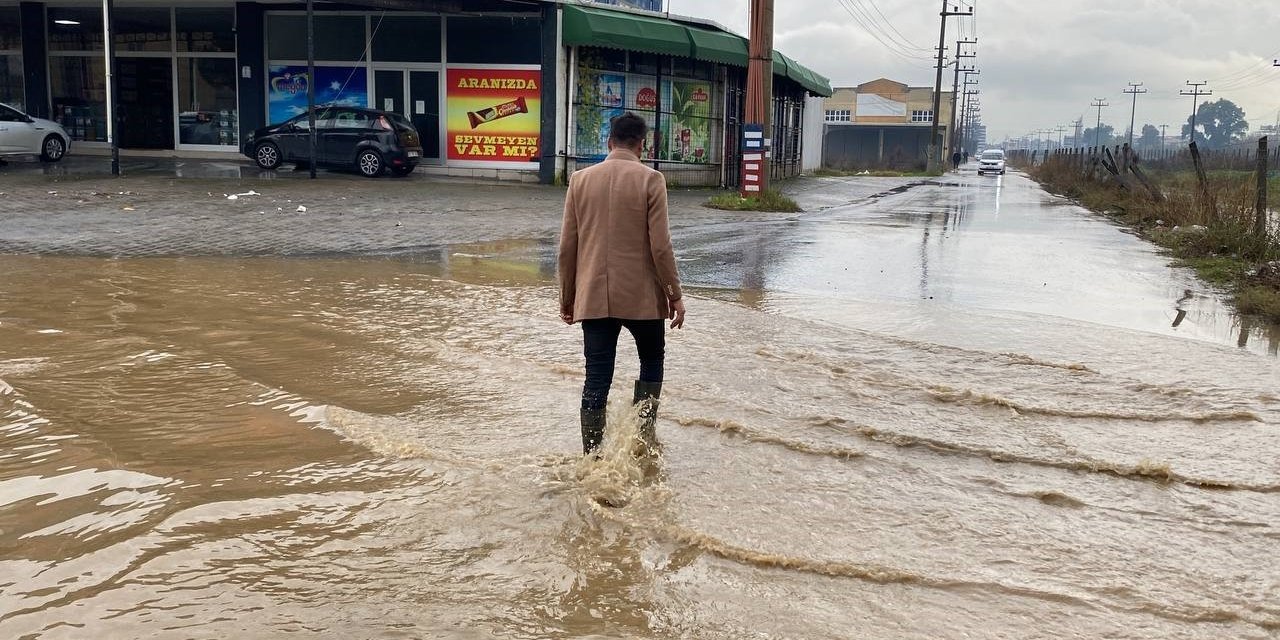 Göle dönen yolda düşen plakasını aradı