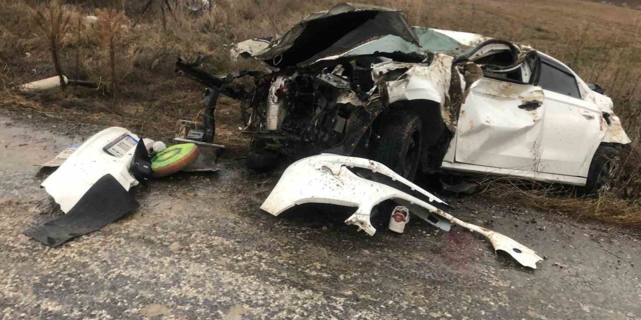 Ehliyetsiz sürücünün kullandığı otomobil şarampole devrildi: 1 ölü, 1 yaralı