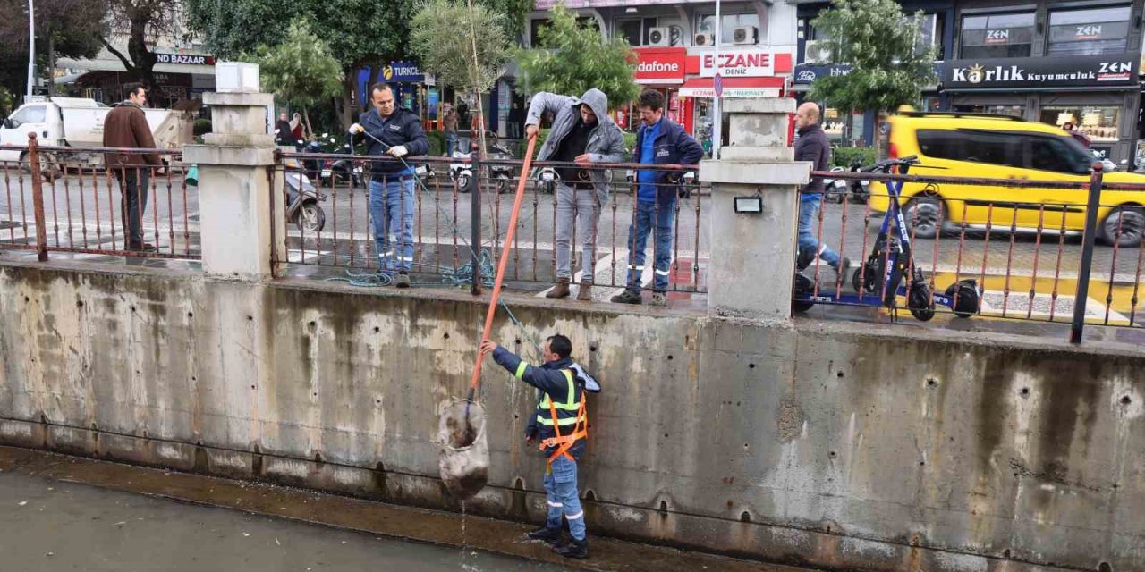 Marmaris Belediyesi Karadere’de biriken atıkları temizledi